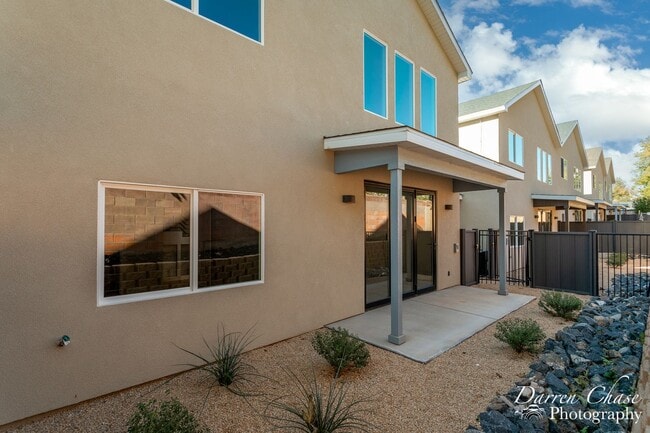 Building Photo - 4 bedroom, 2.5 bathroom townhome in Hurricane!
