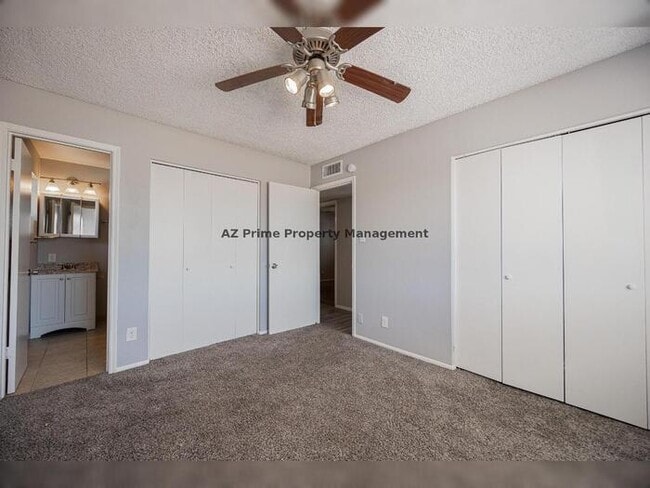 Building Photo - 4704 S La Rosa Dr