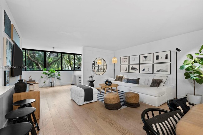 Primary Photo - 141 Crandon Blvd