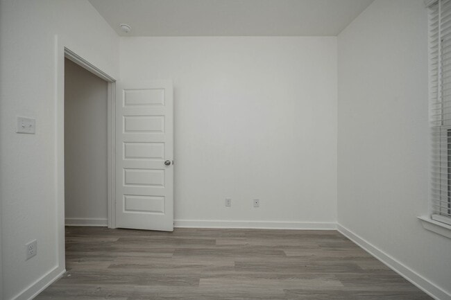 Building Photo - 1606 W 5th St