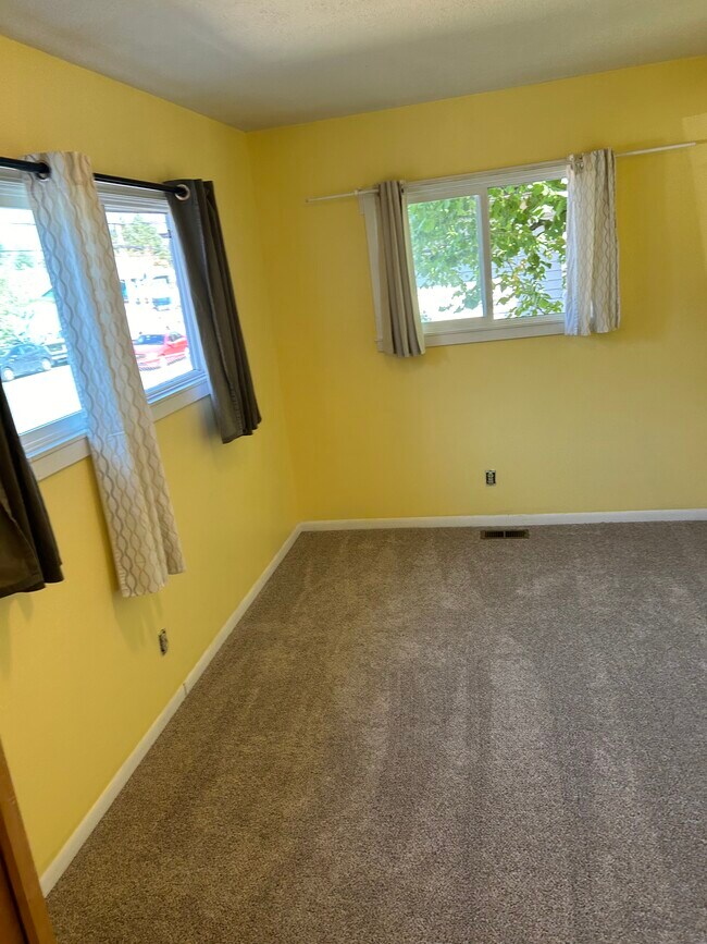 Building Photo - 1040 NE 78th Ave