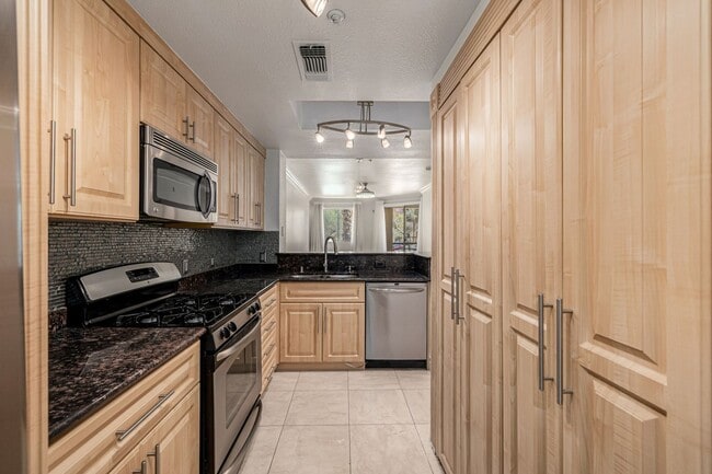 Building Photo - Meridian Guard Gated 2 Bedroom Condo over looking pool!