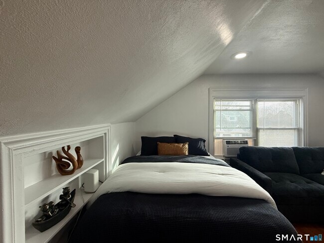 Building Photo - 883 Montauk Ave