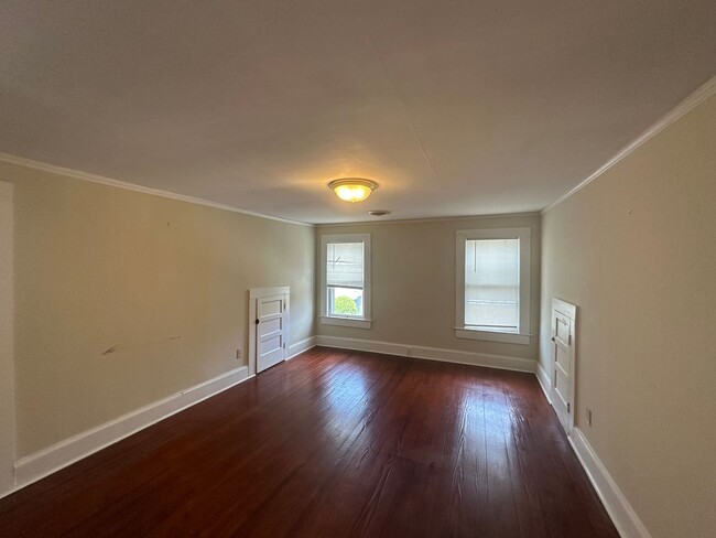 Building Photo - 2 Bed 1 Bath Apartment with Historic Charm