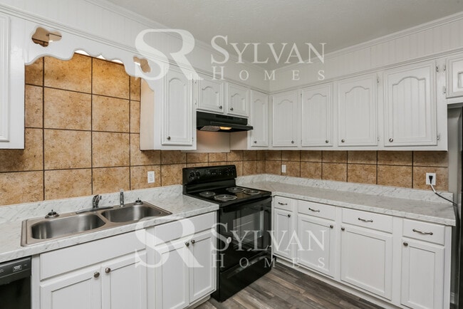 Building Photo - Remarkable Value. Unbeatable Location!