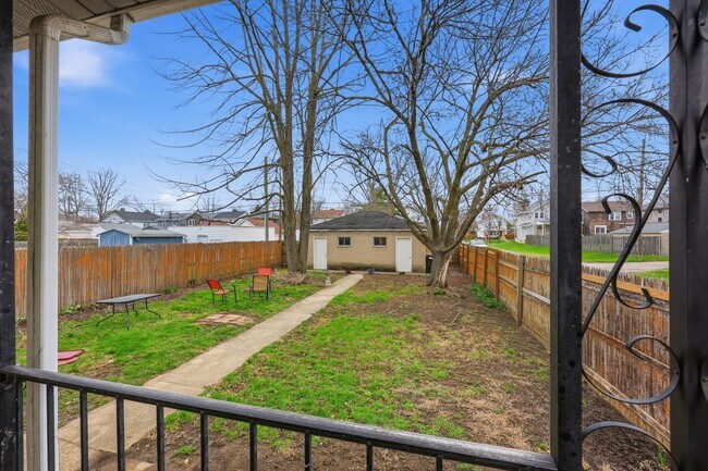 Building Photo - E Markison Ave