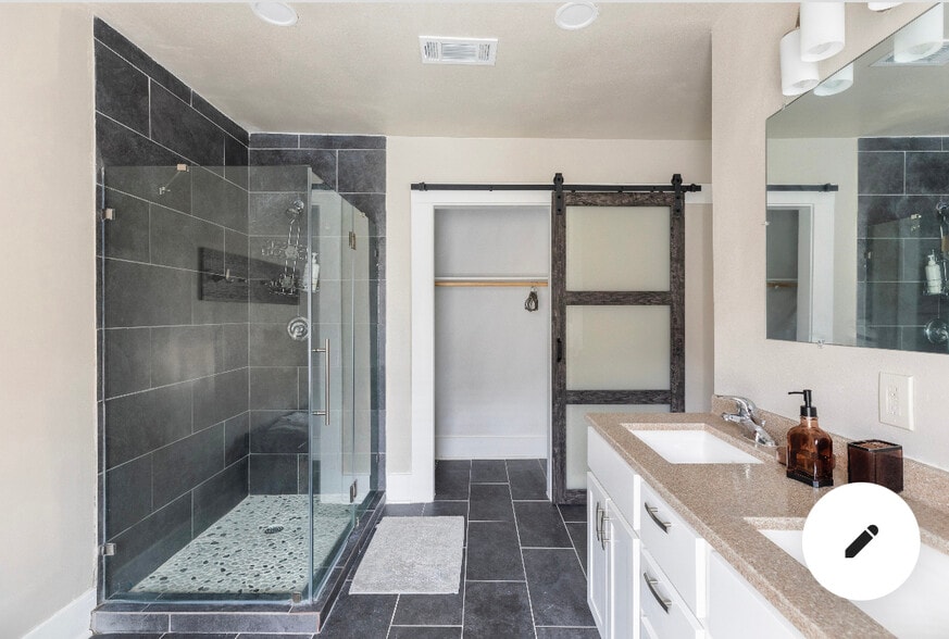 Unit B Bath - 2108 Berry St
