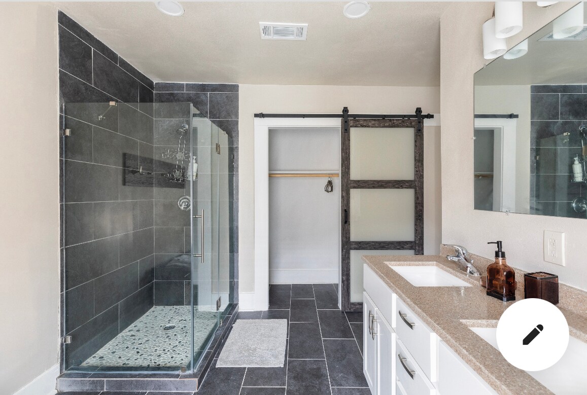 Unit B Bath - 2108 Berry St