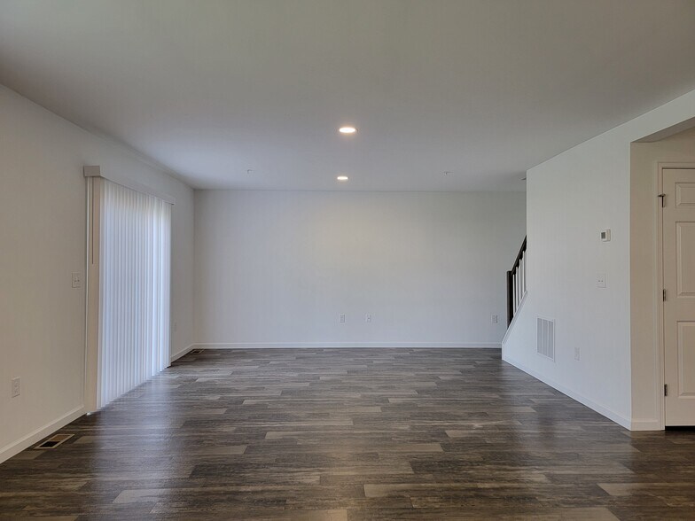 Building Photo - 124 Robert Cir