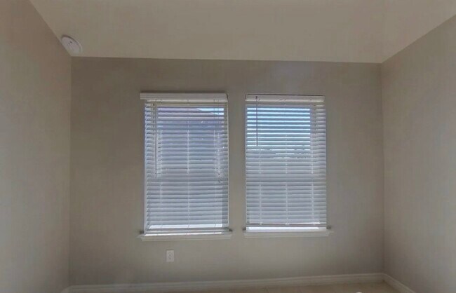 Building Photo - Beautifully Renovated 3-Bedroom Home with Premium Finishes