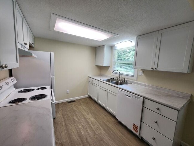 Building Photo - Updated-Pets Welcome-Pay Electric ONLY!