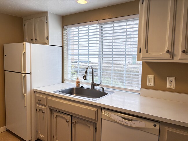 Building Photo - 3154 Country Club Dr