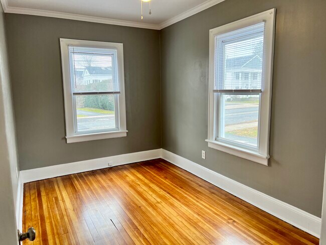 Bedroom. - 80 Cherry St