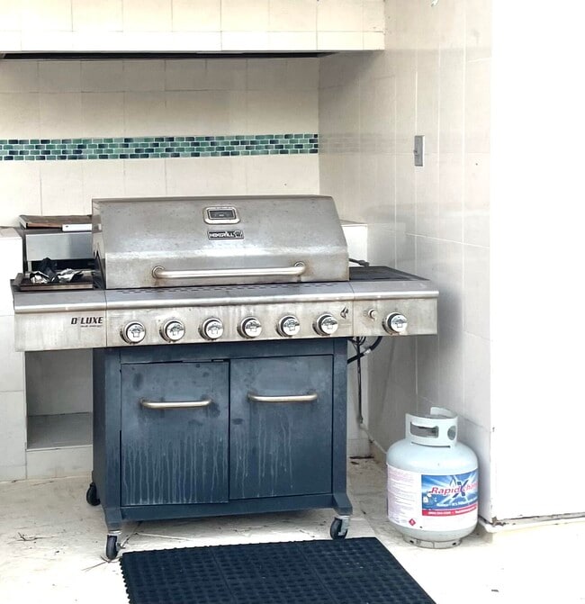 Building Photo - 2929 SE Ocean Blvd