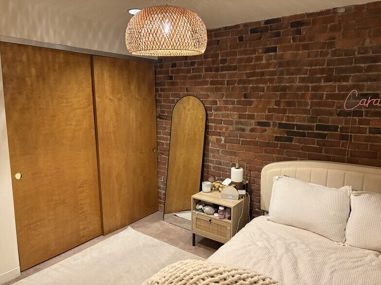 Building Photo - 87 Gainsborough St