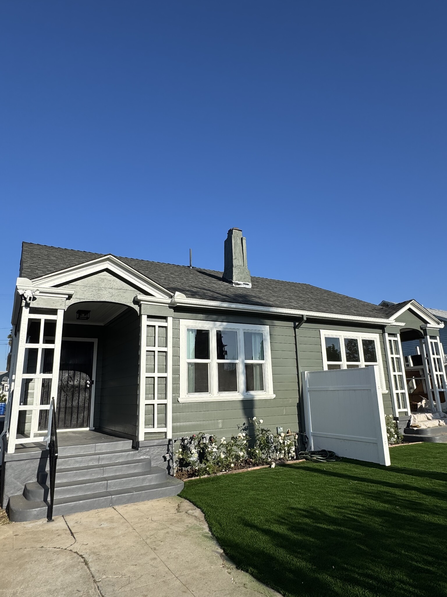 Building Photo - 1121 N Heliotrope Dr
