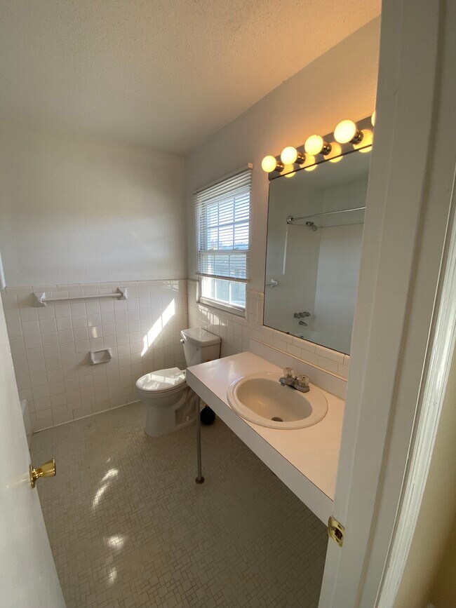 Building Photo - 4768 Champion Ct