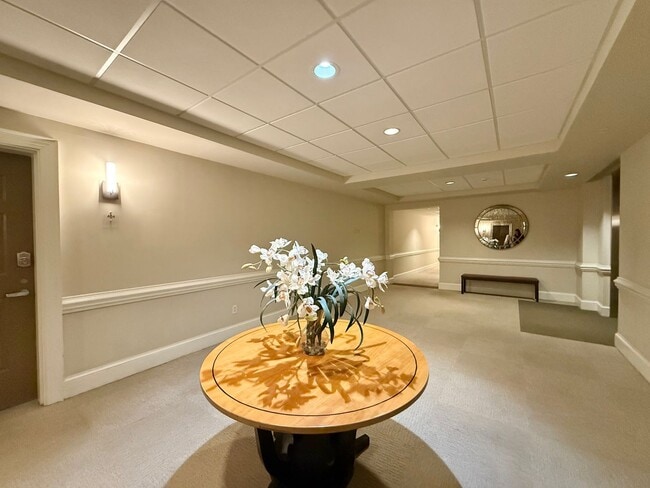Building Photo - Stunning 1BD, 1.5BA Downtown Raleigh Condo...
