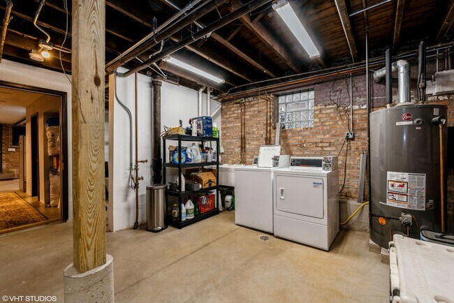 Building Photo - 1723 W Balmoral Ave