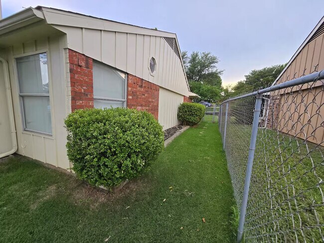 Building Photo - 2501 Highdale Dr
