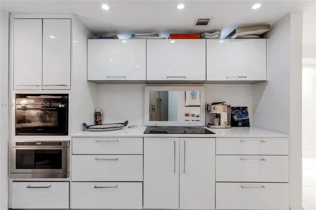 Building Photo - 825 Brickell Bay Dr