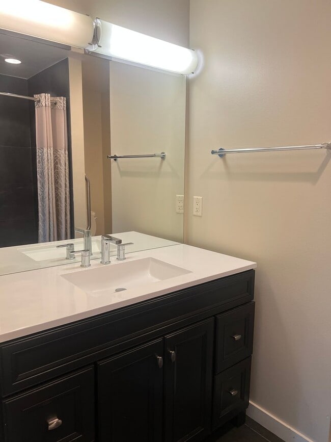 Building Photo - Stunning 2-Bedroom, 2.5-Bath Townhouse!