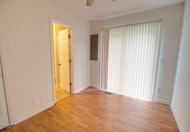 Building Photo - Huge home near in Chapel Hill!