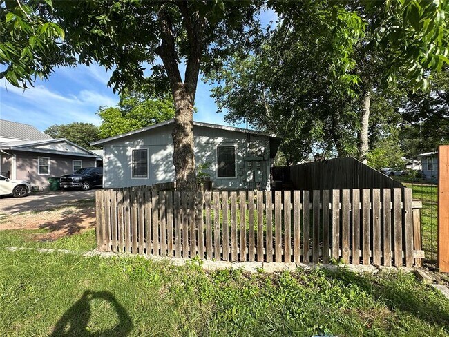 Building Photo - 4412 Gillis St