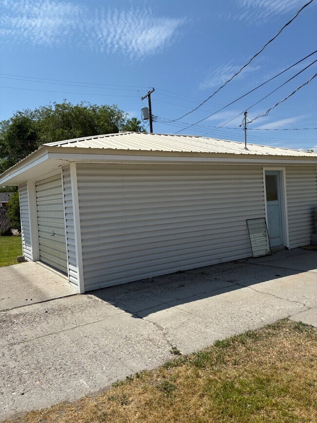 Building Photo - 658 Oriental Ave