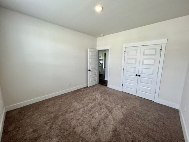 Building Photo - Beautiful 4 Bed/ 3.5 Bath Home in Newly Built Rivers Edge!