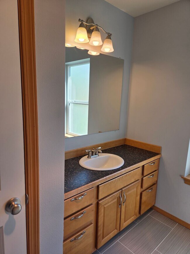 Building Photo - Craftsman Style 3 Bed/2 Bath Home - Bremerton