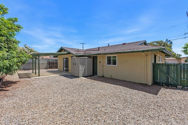 Building Photo - One level single family home in Clairemont...