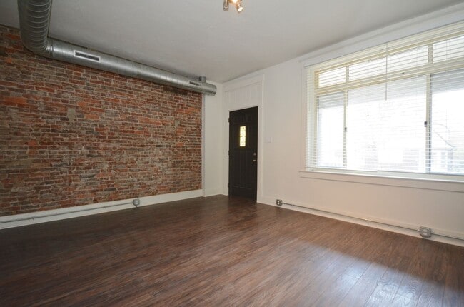 Building Photo - SPACIOUS AND MODERN HOUSE IN OAKLAND AVAILABLE AUGUST!