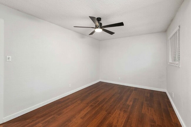 Building Photo - 2928 E 12th St