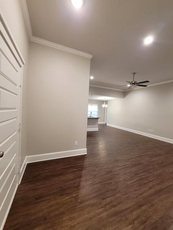 Building Photo - 19866 Meadow W Ln