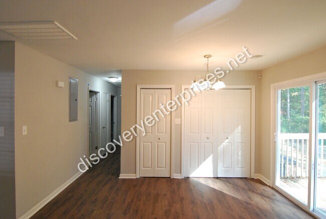 Building Photo - JUST REDUCED! 4 Bdrm / 2 Bath Home - 1st m...