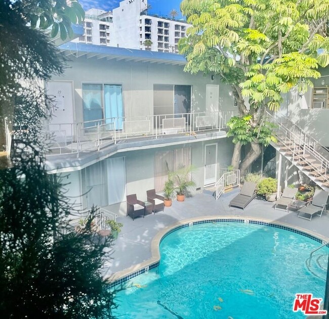 Building Photo - 941 N San Vicente Blvd