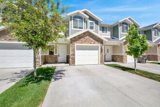 Building Photo - Beautiful 3 Bed, 2.5 Town Home in West Haven, Pet Friendly! Available NOW!