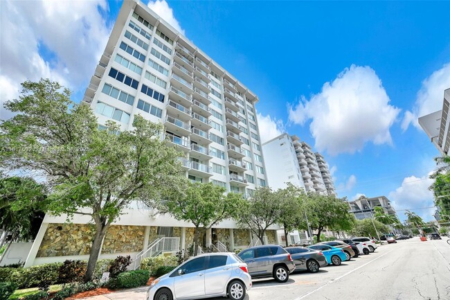 Building Photo - 1345 Lincoln Rd