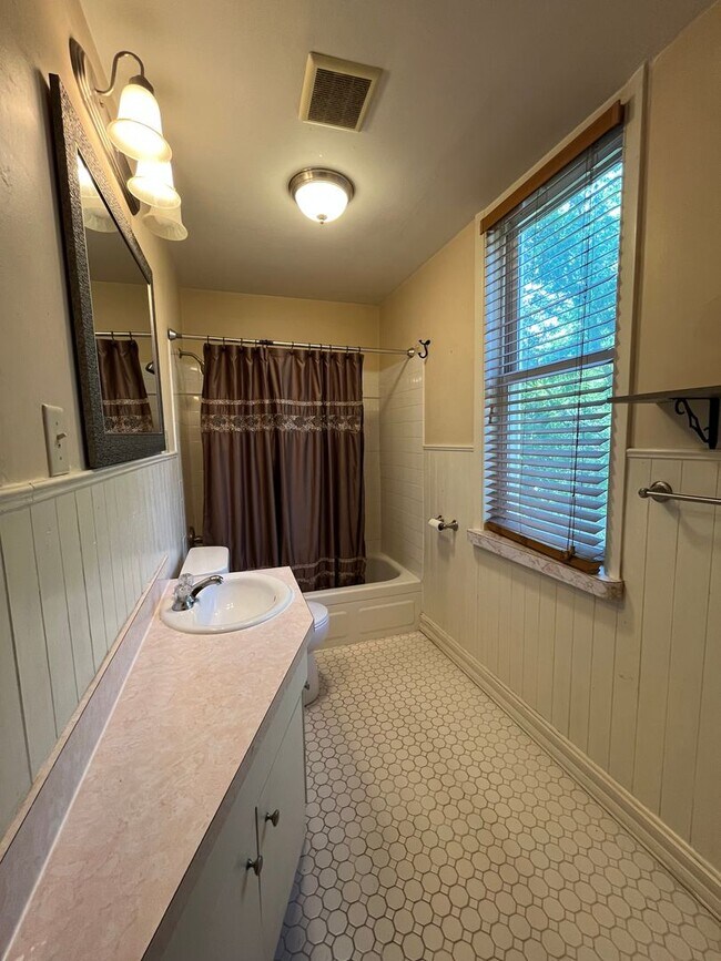 Building Photo - AVAILABLE JULY - 2 BED 1 BATH