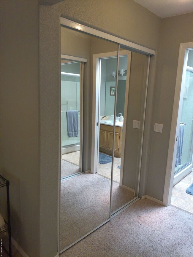 Building Photo - Fully furnished short term rental less then 6 months great for winter rental