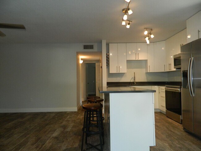 Building Photo - Beautifully Upgraded 2BR/2BA Condo – Lake ...