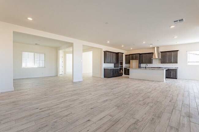 Building Photo - 5 BEDROOM 4 BATH SINGLE FAMILY HOME