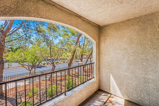Building Photo - Gorgeous 3 Bedroom Seven Hills Condo For L...