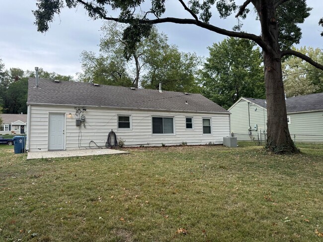 Building Photo - Move in Ready Prairie Village Ranch + Fenc...