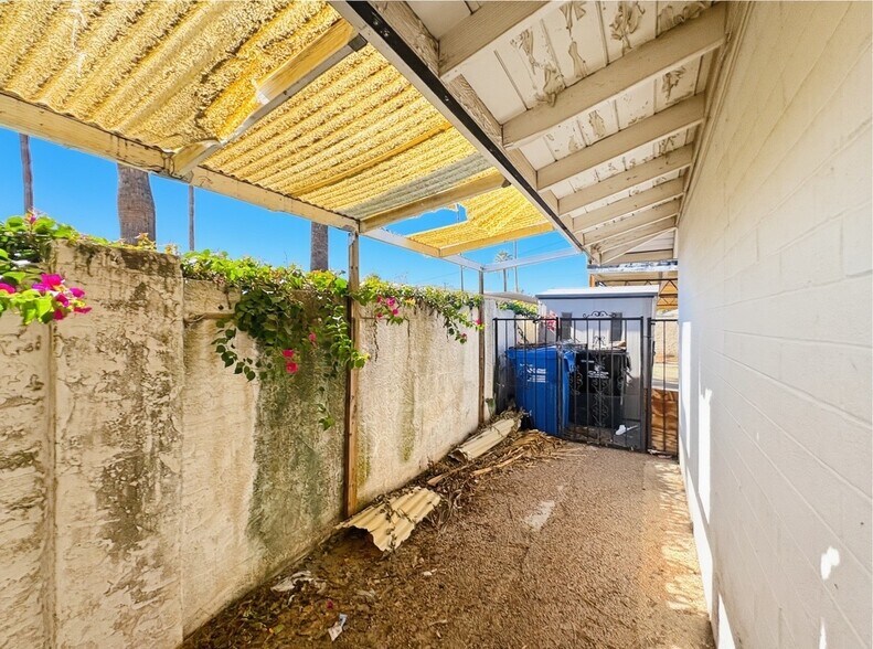 Building Photo - 2715 E Glenrosa Ave