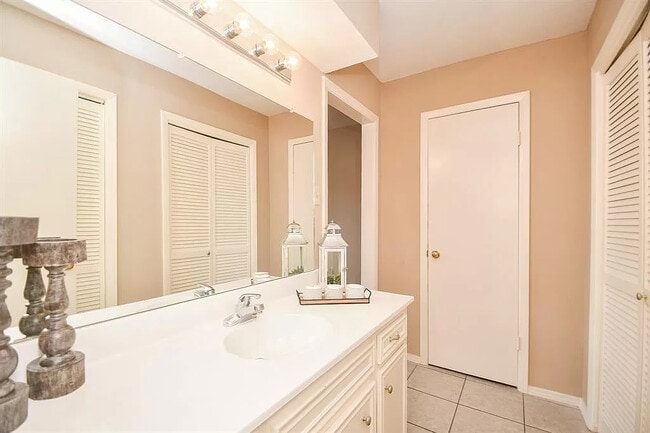 Building Photo - 10807 Sugar Hill Dr