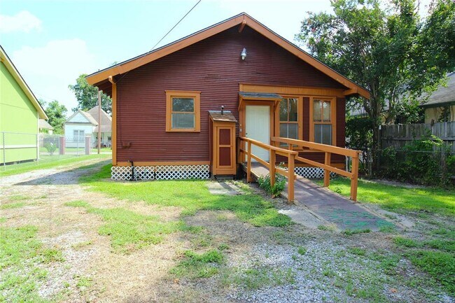 Building Photo - House For Rent 1280 Harrison St, Beaumont, TX 77701