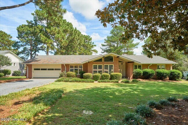 Building Photo - 60 Pine Lake Dr