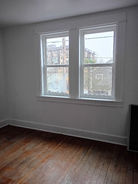 Building Photo - 547 NE Knott St